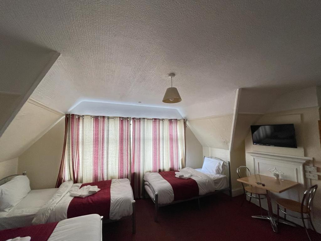 St Nicholas Hotel Harrow Esterno foto