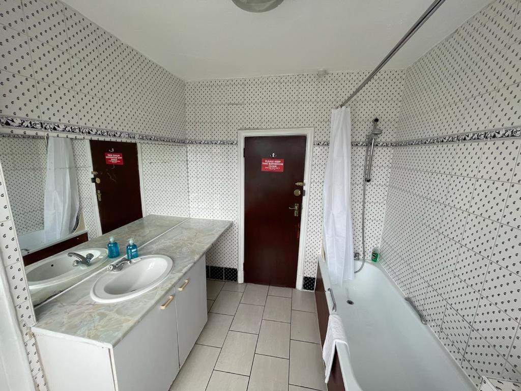 St Nicholas Hotel Harrow Esterno foto