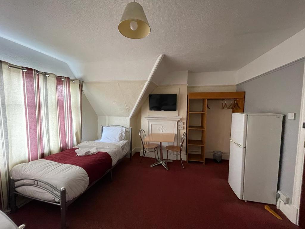 St Nicholas Hotel Harrow Esterno foto