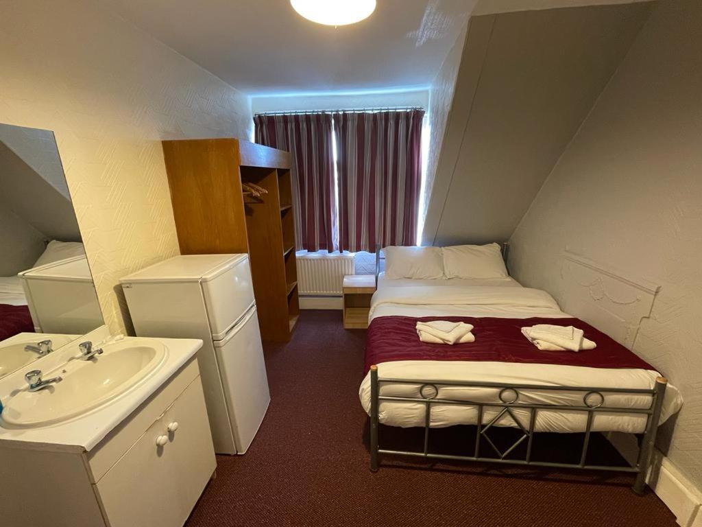 St Nicholas Hotel Harrow Esterno foto